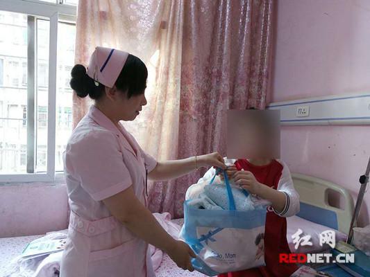 医护人员给陈芳（化名）送去了宝宝以及产后的一些用品。