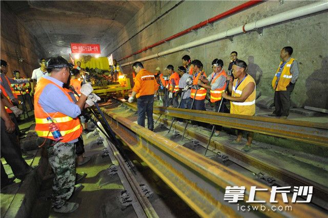 今日,长株潭城际铁路长沙站以西段圆满完成全线铺轨任务,实现双向“轨通”,预计今年底实现开通运营。均为长沙晚报记者 王志伟 通讯员 刘攀 摄影报道