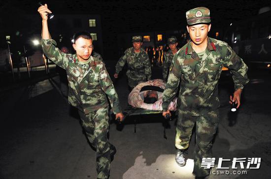 8月8日,四川阿坝州九寨沟县发生7.0级地震后,当地武警官兵疏散游客,救助群众。均为新华社发