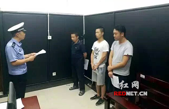 民警在对3名驾驶人宣读行政拘留通知。