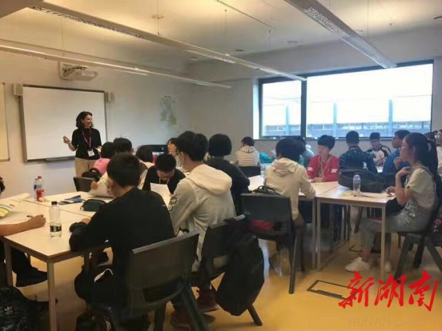 
	(周玲和同学们一起在当地学校上课。)
