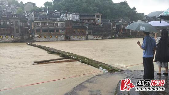 暴雨侵袭下的凤凰古城。截至8月12日下午17点30分，凤凰古城景区已经关闭。