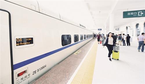 △8月8日，长（长春）白（白城）乌（乌兰浩特）铁路正式开通运营。 （新华社发）