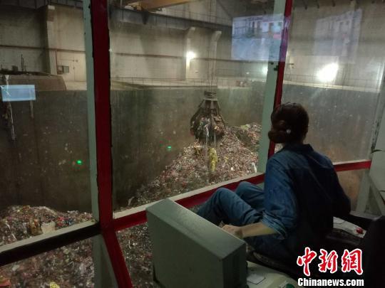 &nbsp;&nbsp;&nbsp;&nbsp;生活垃圾焚烧发电车间。发电厂供图