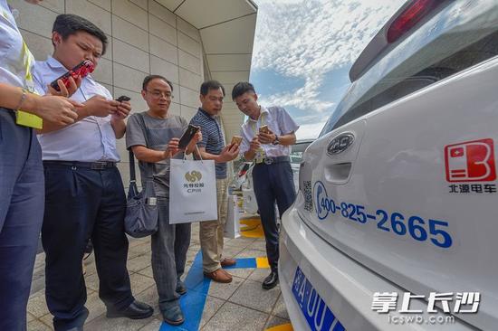 通过扫描二维码,使用共享汽车