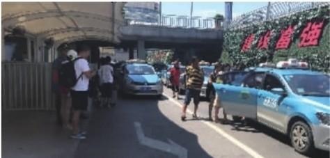 8月18日,长沙高铁南站出租车候车处,打车乘客在上车。 丁鹏志 摄
