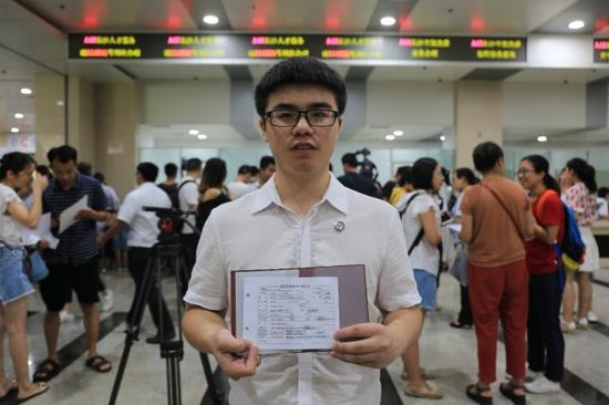 长沙人才服务窗口开窗首日的两位第一个人才