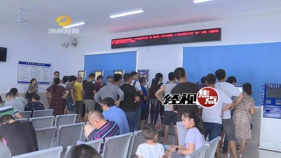 黄牛买卖驾照分处罚大厅转悠 被交警机智识破