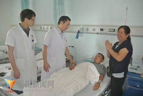 潘宏伟、王鹏医生查看患者术后情况，家属双手合十表示感谢。