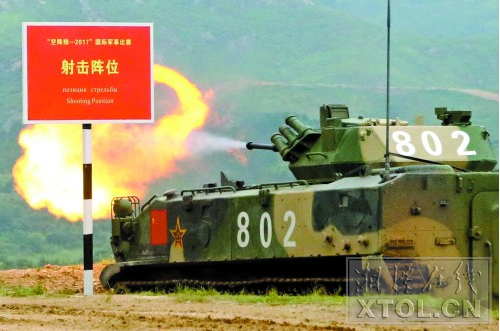 湘潭制造的战车在实施射击。 （通讯员 曾海源 摄）