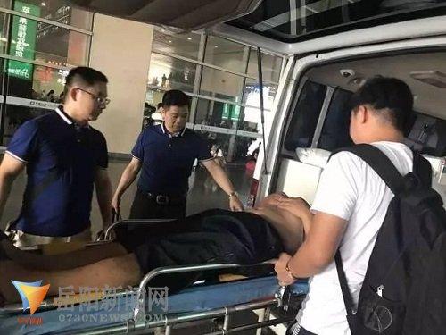 三位医生一道将老陈送上救护车。岳阳市一人民医院供图