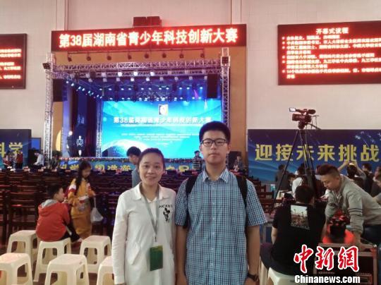 张铭晟获第38届湖南省青少年科技创新大赛一等奖,图为与其导师李焕发合影。