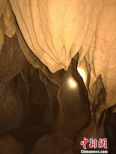 洞内钟乳石姿态万千。 通讯员 李云 摄