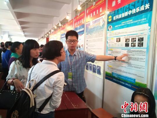 第38届湖南省青少年科技创新大赛的公开展示环节,张铭晟向评委与来宾介绍自己的研究成果。