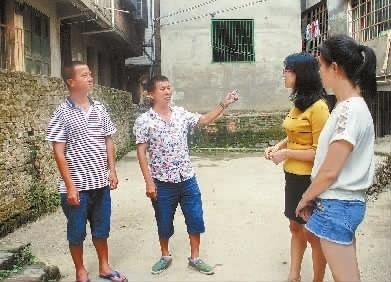 永州市冷水滩区杨家桥街道伍家院社区,唐新林(左二)、唐满元(左一)兄弟讲述当时的救灾情况。(资料图片) 唐善理 摄