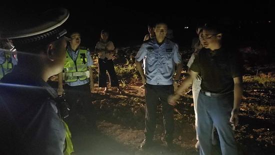 上述工作人员介绍,在拍摄片场,有不少市民朋友在围观,警方为了防止有人别有用心的生事,特意在片场旁悬挂了横幅加以说明。
