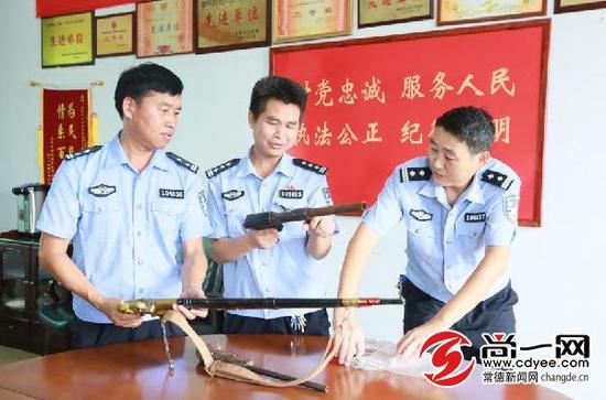 民警收缴的枪支。尚一网通讯员 吴林芳 供图