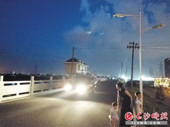 捞刀河南岸河堤上不时有汽车驶过,沿线路灯不亮带来安全隐患。 长沙晚报记者 林森 摄