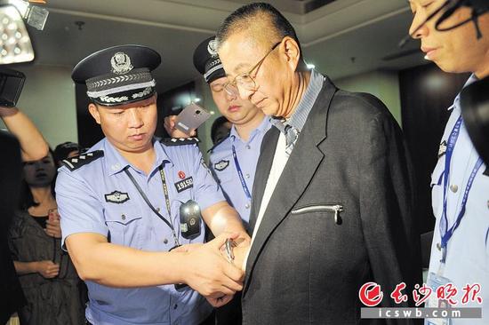 昨晚,潜逃国外20年、涉案金额近3亿元的红色通缉令逃犯韩路被押解回湘。 长沙晚报记者 王志伟 摄