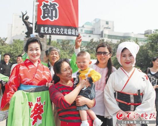 2010年,长鹿两市在晓园公园举办了“第二届小原良节在长沙”活动。均为长沙晚报通讯员 彭东刚 摄