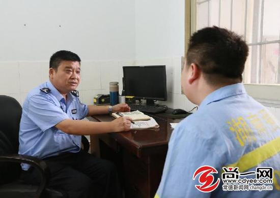 民警与接受教育人员谈心。尚一网通讯员 吴林芳 供图