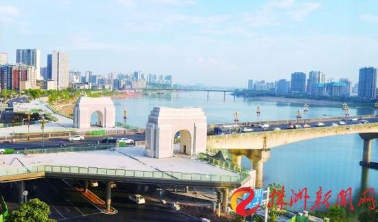 8月23日,俯瞰河东湘江风光带“城市阳台”(记者 刘震 摄)