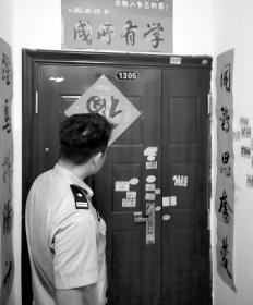 8月27日,长沙家兴苑小区,民警正在寻找李刚的下落。图/记者陈斌