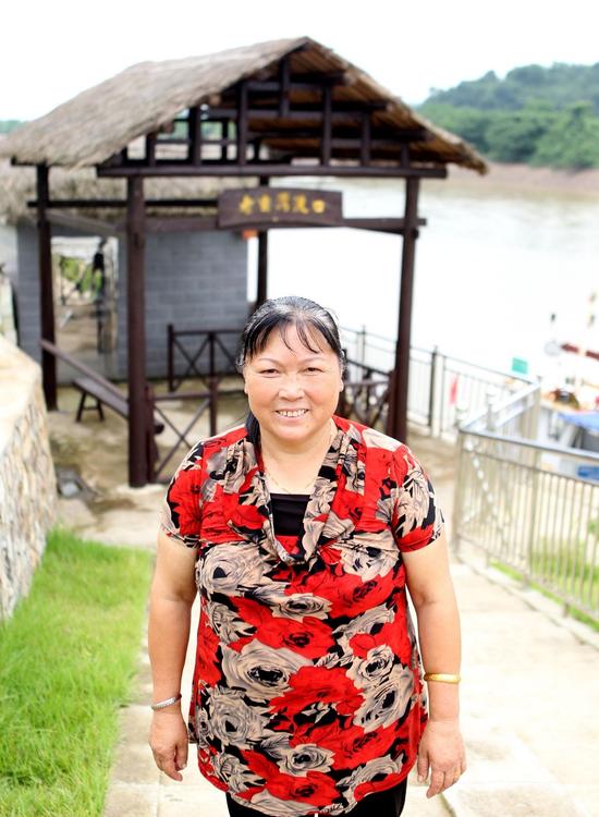 老虫湾渡口的女摆渡人。