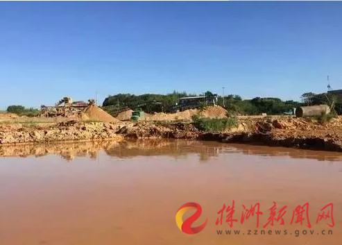 非法洗砂场和积满废水的池塘。（廖明 摄）