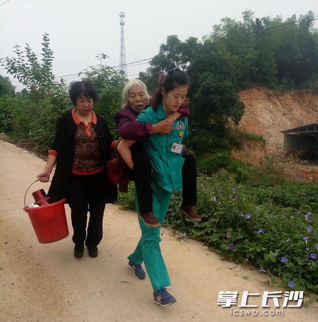 宁乡县中医医院的120急救医生刘畅背起患者赶山路。 （图片来自网络）