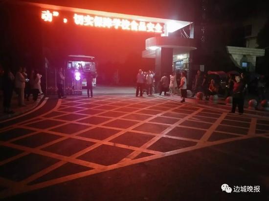 怀化开通定制公交 首批4台送孩子顺利回家