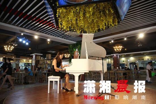 长沙理工大学豪华食堂惊艳亮相 有歌手驻唱还