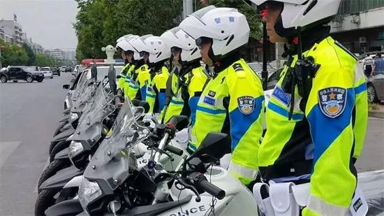 衡阳县交警 铁骑队 亮相街头 帅气风采先睹为快