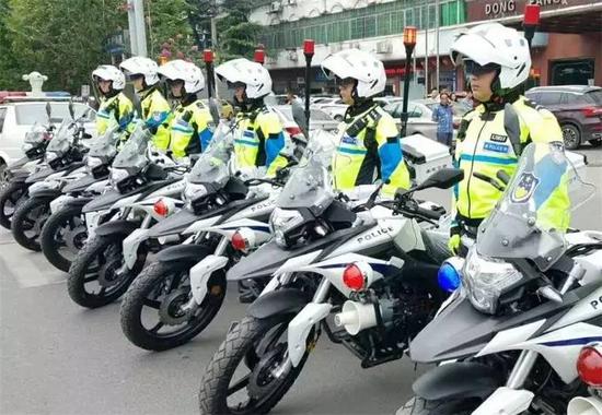 衡阳县交警铁骑队亮相街头 帅气风采先睹为快