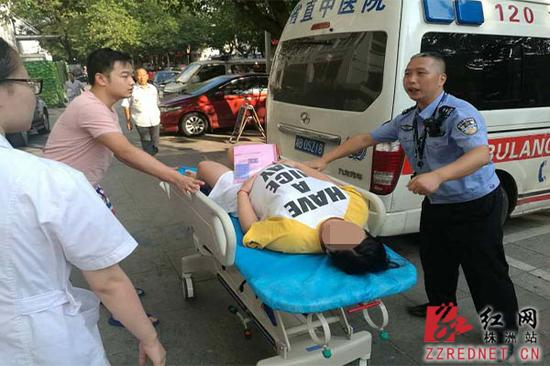 民警护送临产孕妇到医院。
