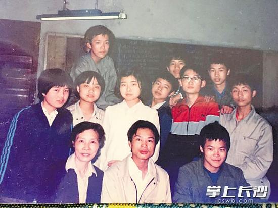我与K887班的寄宿生在教室里合影。当时刚开始招寄宿生,班主任的管理工作也有了新的挑战,需要更加细心与耐心。