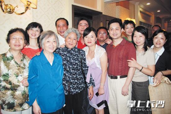 2007年,我们毕业20周年的时候,去学校看望老师时,和龚老师、劳老师等老师的合影,此时的她们,已过古稀之年,头发花白,但神采奕奕。