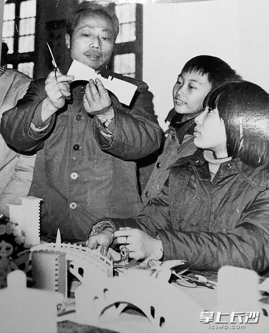 上世纪80年代魏老师指导学生进行手工制作。