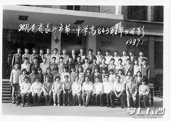 30年前的高中毕业照,老师们正值盛年。前排左二为数学老师劳鉴芬老师,前排左四为语文老师龚必寰老师。她们当时不过50出头,还是满头青丝。