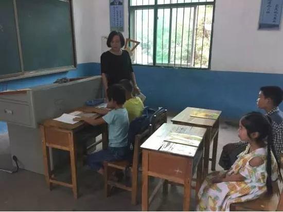 53岁的曾艳玲和另外一位老师都会在明年退休。到明年,她刚好在岛上工作了10年。尽管之前写过辞职信,但最后还是留守了下来。