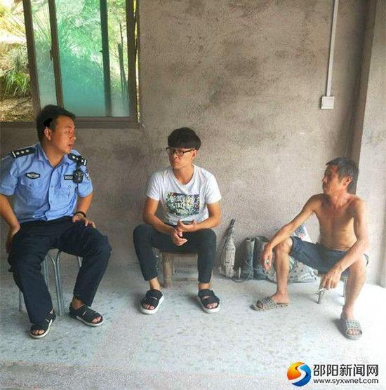 民警带着陈某松走访群众。