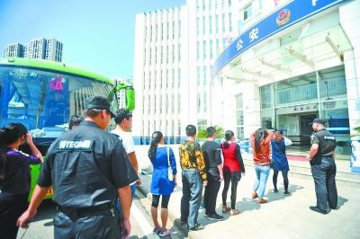 传销组织人员被带往派出所