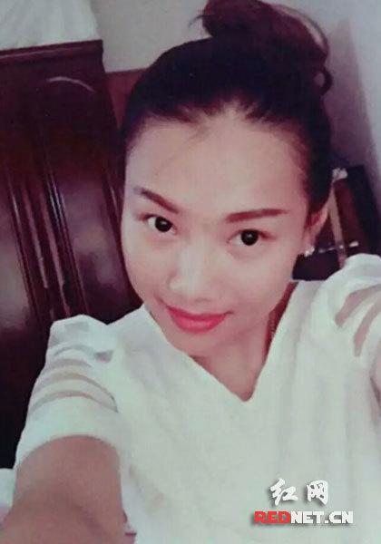 吴建平的手机里保存着女儿的这张照片,他自豪地说:“我女儿漂亮吧,这是她还没得病之前的照片”。