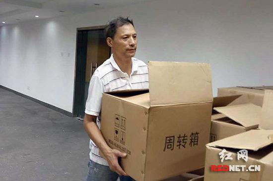 吴建平在送外卖之余，还给包装厂打四个小时零工。
