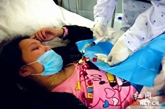 吴建平的女儿吴师正在医院治疗。