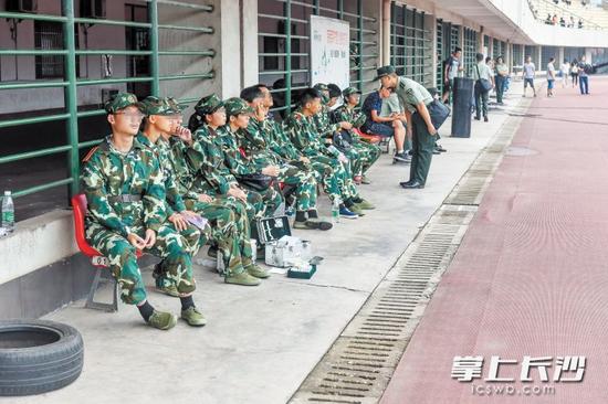 尽管天气凉爽,但长沙某高校日前举行的开学典礼仅仅过了40分钟,就有不少学子因身体不适出列休息。