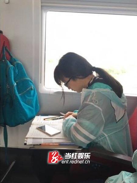 郭沁在高铁上写作业。