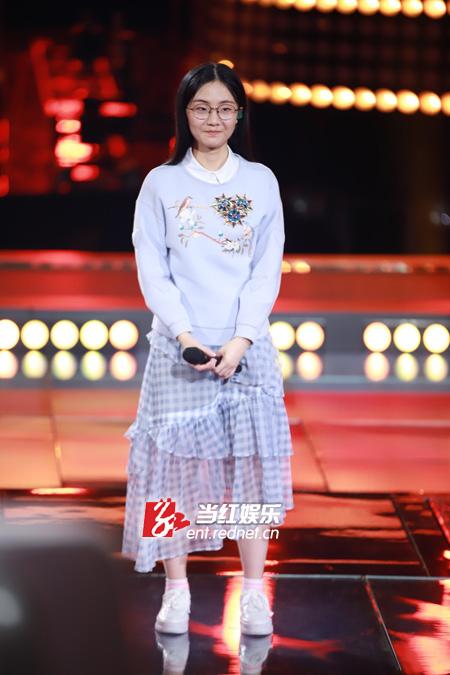在台上,郭沁宛如邻家小妹。