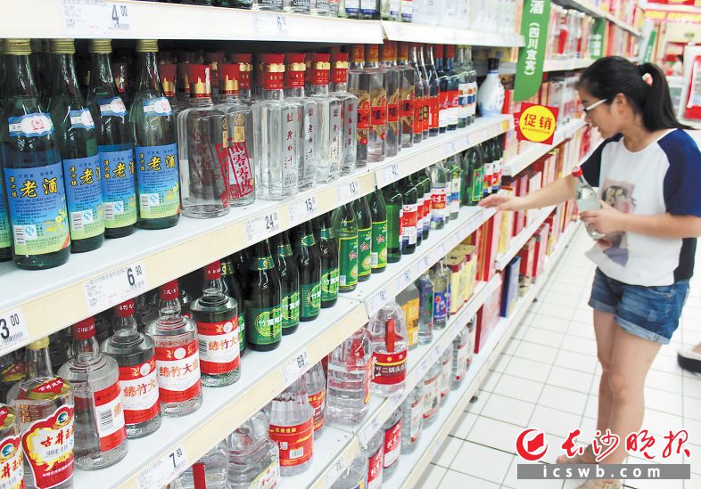 中低端白酒仍停留在去库存阶段，超市促销幅度不小，都在忙着出货、冲业绩。IC图