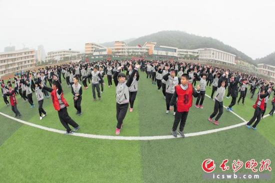 周南梅溪湖中学,学生们正在开展大课间活动。长沙晚报记者 陈飞 摄